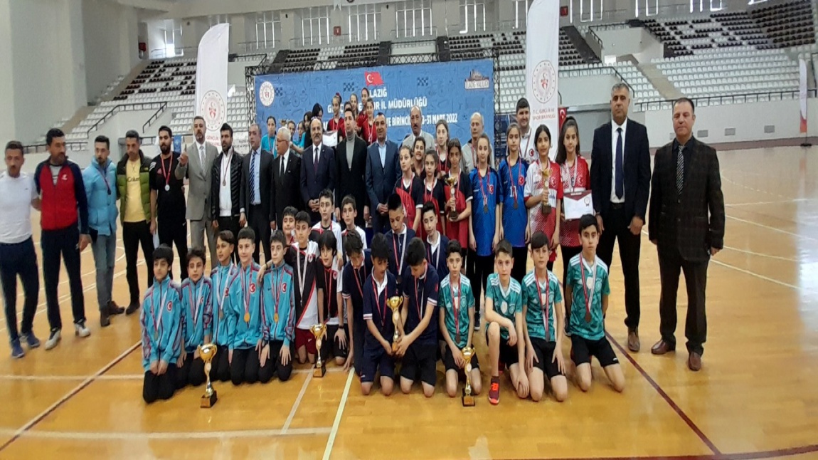 Badminton küçükler Türkiye Şampiyonasında 3. olduk.